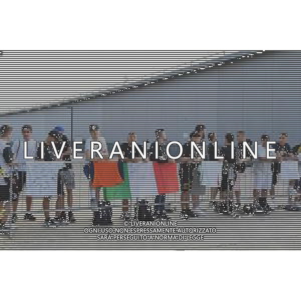 TVMV-Torino 05.07.2024 JMedical © Manuela Viganti/Agenzia Aldo Liverani Visite Mediche Nuovo Acquisto Juventus Stagione 2024/2025 Nella foto: tifosi juventus in attesa di michele di gregorio ©Viganti / AGENZIA ALDO LIVERANI SAS