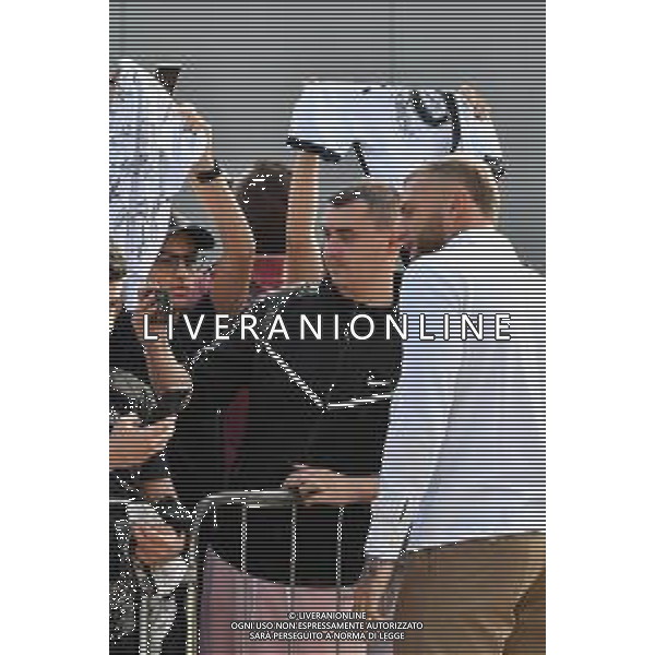 TVMV-Torino 05.07.2024 JMedical © Manuela Viganti/Agenzia Aldo Liverani Visite Mediche Nuovo Acquisto Juventus Stagione 2024/2025 Nella foto: michele di gregorio si scatta i selfie con i tifosi ©Viganti / AGENZIA ALDO LIVERANI SAS