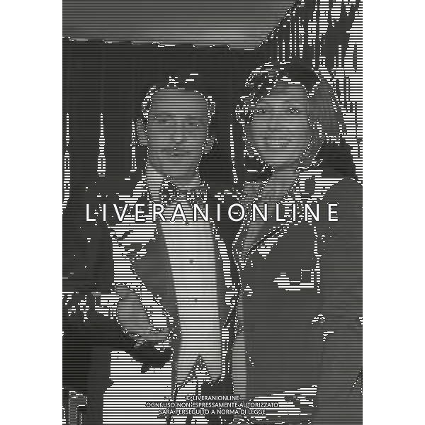 NEG-RETROSPETTIVA DOMENICO MODUGNO CANTANTE NELLA FOTO DOMENICO MODUGNO A SANREMO NELL\'ANNO 1974 CON LA MOGLIE FRANCA GANDOLFI AG ALDO LIVERANI SAS