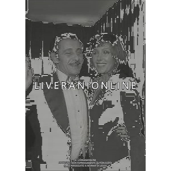 NEG-RETROSPETTIVA DOMENICO MODUGNO CANTANTE NELLA FOTO DOMENICO MODUGNO A SANREMO NELL\'ANNO 1974 CON LA MOGLIE FRANCA GANDOLFI AG ALDO LIVERANI SAS