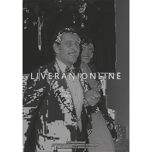 NEG-RETROSPETTIVA DOMENICO MODUGNO CANTANTE NELLA FOTO DOMENICO MODUGNO A SANREMO NELL\'ANNO 1974 CON LA MOGLIE FRANCA GANDOLFI AG ALDO LIVERANI SAS