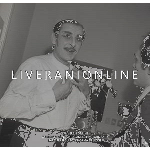 NEG-RETROSPETTIVA DOMENICO MODUGNO CANTANTE NELLA FOTO DOMENICO MODUGNO NEL 1973 NELL\'OPERA TEATRALE "TRE SOLDI " AG ALDO LIVERANI SAS  