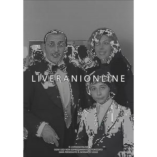 NEG-RETROSPETTIVA DOMENICO MODUGNO CANTANTE NELLA FOTO DOMENICO MODUGNO CON LA MOGLIE FRANCA GANDOLFI E I FIGLI NEL 1973 NELL\'OPERA TEATRALE DA TRE SOLDI AG ALDO LIVERANI SAS