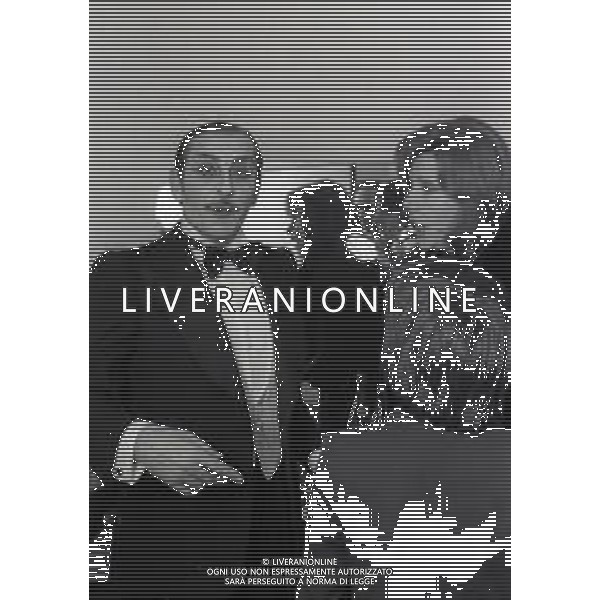 NEG-RETROSPETTIVA DOMENICO MODUGNO CANTANTE NELLA FOTO DOMENICO MODUGNO CON LA MOGLIE FRANCA GANDOLFI E I FIGLI NEL 1973 NELL\'OPERA TEATRALE DA TRE SOLDI AG ALDO LIVERANI SAS 