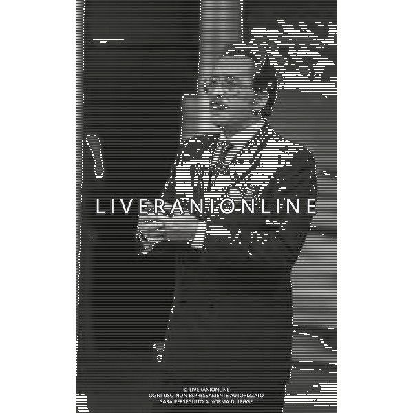 RETROSPETTIVA DOMENICO MODUGNO CANTANTE NELLA FOTO DOMENICO MODUGNO NELLA TRASMISSIONE TELEVISIVA“ LA LUNA NEL POZZO “ NELL\'ANNO 1984 AG ALDO LIVERANI SAS    
