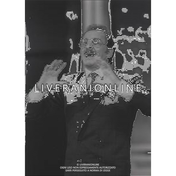 RETROSPETTIVA DOMENICO MODUGNO CANTANTE NELLA FOTO DOMENICO MODUGNO NELLA TRASMISSIONE TELEVISIVA“ LA LUNA NEL POZZO “ NELL\'ANNO 1984 AG ALDO LIVERANI SAS    