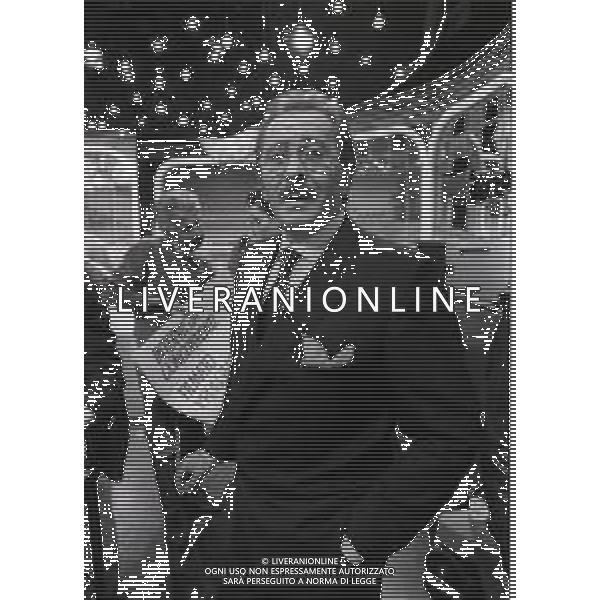 RETROSPETTIVA DOMENICO MODUGNO CANTANTE NELLA FOTO DOMENICO MODUGNO NELLA TRASMISSIONE TELEVISIVA“ LA LUNA NEL POZZO “ NELL\'ANNO 1984 AG ALDO LIVERANI SAS  