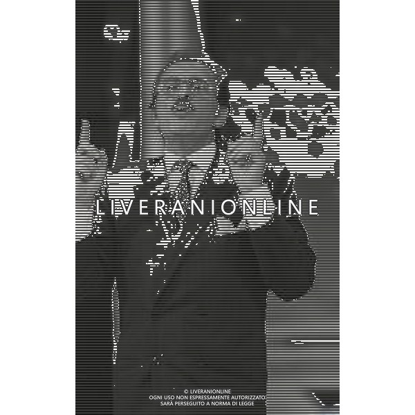 RETROSPETTIVA DOMENICO MODUGNO CANTANTE NELLA FOTO DOMENICO MODUGNO NELLA TRASMISSIONE TELEVISIVA“ LA LUNA NEL POZZO “ NELL\'ANNO 1984 AG ALDO LIVERANI SAS  