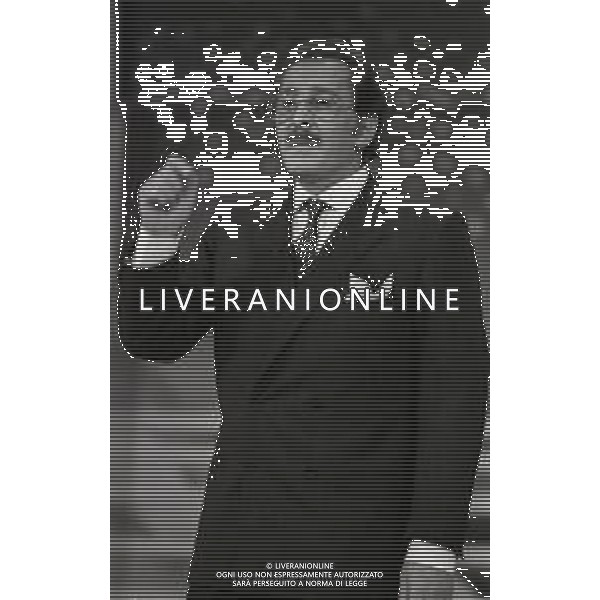 RETROSPETTIVA DOMENICO MODUGNO CANTANTE NELLA FOTO DOMENICO MODUGNO NELLA TRASMISSIONE TELEVISIVA“ LA LUNA NEL POZZO “ NELL\'ANNO 1984 AG ALDO LIVERANI SAS  