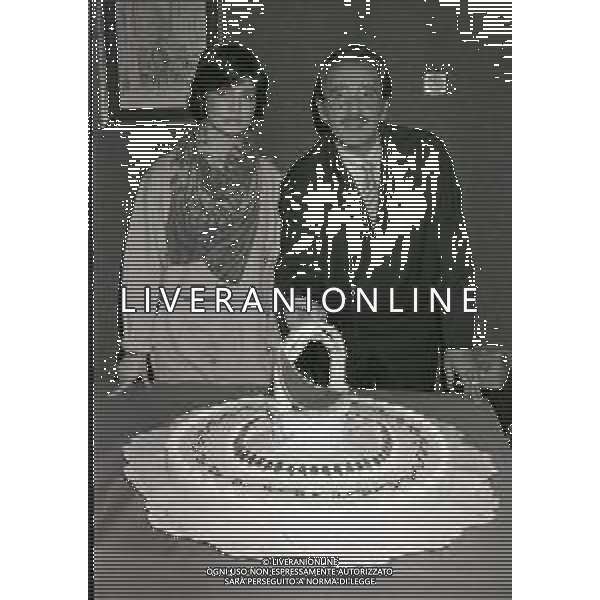 RETROSPETTIVA DOMENICO MODUGNO CANTANTE NELLA FOTO DOMENICO MODUGNO CON SUSANNA MESSAGGIO NELLA TRASMISSIONE TELEVISIVA “LA LUNA NEL POZZO “ NELL\'ANNO 1984  AG ALDO LIVERANI SAS