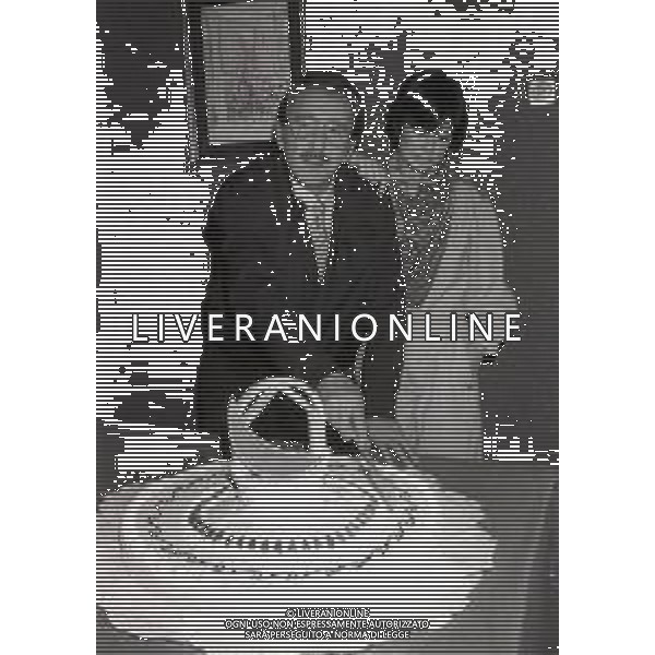 RETROSPETTIVA DOMENICO MODUGNO CANTANTE NELLA FOTO DOMENICO MODUGNO CON SUSANNA MESSAGGIO NELLA TRASMISSIONE TELEVISIVA “LA LUNA NEL POZZO “ NELL\'ANNO 1984  AG ALDO LIVERANI SAS