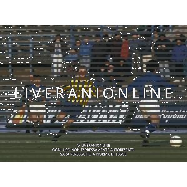 DIAP-RETROSPETTIVA CLAUDIO LUNINI CALCIATORE NELLA FOTO CLAUDIO LUNINI CON LA MAGLIA DEL VERONA CALCIO CALCIO ANNO 1990-1991 AG ALDO LIVERANI SAS