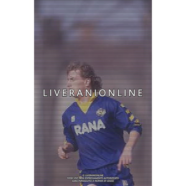 DIAP-RETROSPETTIVA CLAUDIO LUNINI CALCIATORE NELLA FOTO CLAUDIO LUNINI CON LA MAGLIA DEL VERONA CALCIO CALCIO ANNO 1990-1991 AG ALDO LIVERANI SAS