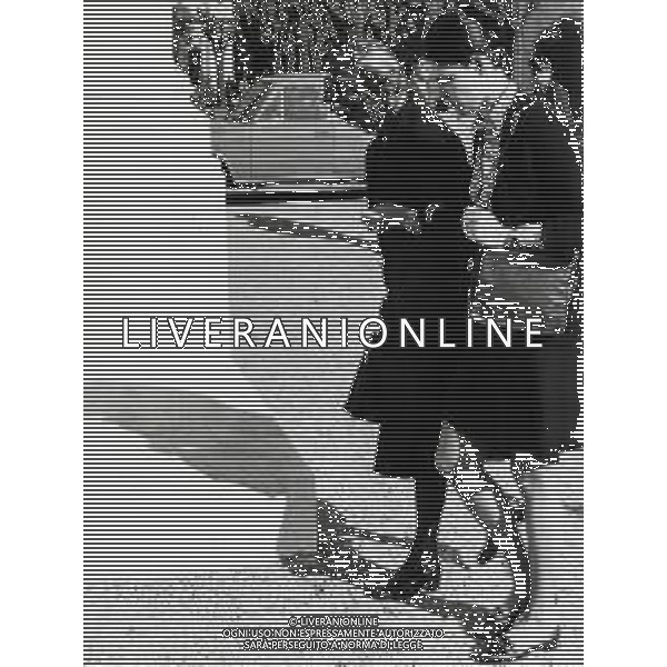 ST- RETROSPETTIVA GIANGIACOMO FELTRINELLI EDITORE E ATTIVISTA ITALIANO NELLA FOTO LA MADRE DI GIANGIACOMO FELTRINELLI GIANNALISA GIANZIANA SI RECA AL CIMITERO IN VISITA AL FIGLIO AG ALDO LIVERANI SAS