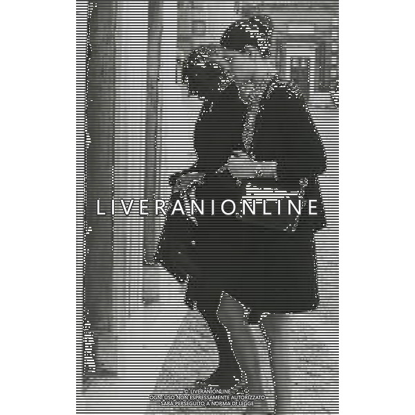 ST- RETROSPETTIVA GIANGIACOMO FELTRINELLI EDITORE E ATTIVISTA ITALIANO NELLA FOTO LA MADRE DI GIANGIACOMO FELTRINELLI GIANNALISA GIANZIANA SI RECA AL CIMITERO IN VISITA AL FIGLIO AG ALDO LIVERANI SAS