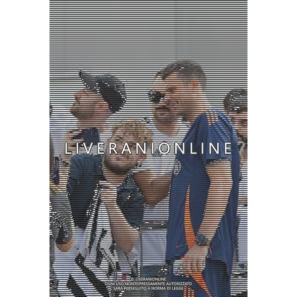TVMV-Torino 08.07.2024 JMedical © Manuela Viganti/Agenzia Aldo Liverani Visite Mediche Nuovo Allenatore Juventus Stagione 2024/2025 Nella foto: thiago motta nuovo allenatore juventus fa selfie con i tifosi/AGENZIA ALDO LIVERANI SAS