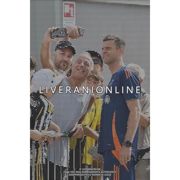 TVMV-Torino 08.07.2024 JMedical © Manuela Viganti/Agenzia Aldo Liverani Visite Mediche Nuovo Allenatore Juventus Stagione 2024/2025 Nella foto: thiago motta nuovo allenatore juventus fa selfie con i tifosi/AGENZIA ALDO LIVERANI SAS
