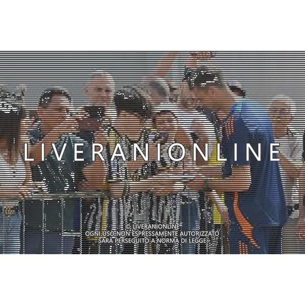 TVMV-Torino 08.07.2024 JMedical © Manuela Viganti/Agenzia Aldo Liverani Visite Mediche Nuovo Allenatore Juventus Stagione 2024/2025 Nella foto: thiago motta nuovo allenatore juventus firma autografi/AGENZIA ALDO LIVERANI SAS