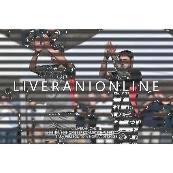 TVRG Primo allenamento Milan nella foto Paulo Fonseca allenatore Milan e Davide Calabria (Milan) salutano i tifosi Carnago (VA) 08-07-2024 Primo allenamento del Milan presso il centro sportivo Milanello in preparazione della stagione 2024-2025 foto Roberto Garavaglia/Agenzia Aldo Liverani sas