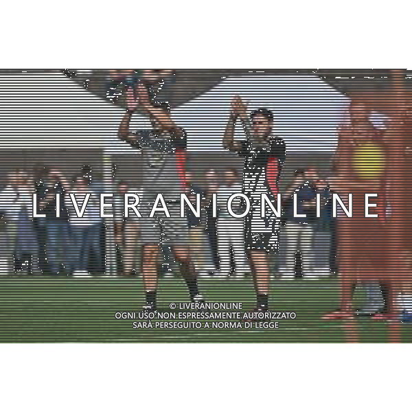 TVRG Primo allenamento Milan nella foto Paulo Fonseca allenatore Milan e Davide Calabria (Milan) salutano i tifosi Carnago (VA) 08-07-2024 Primo allenamento del Milan presso il centro sportivo Milanello in preparazione della stagione 2024-2025 foto Roberto Garavaglia/Agenzia Aldo Liverani sas