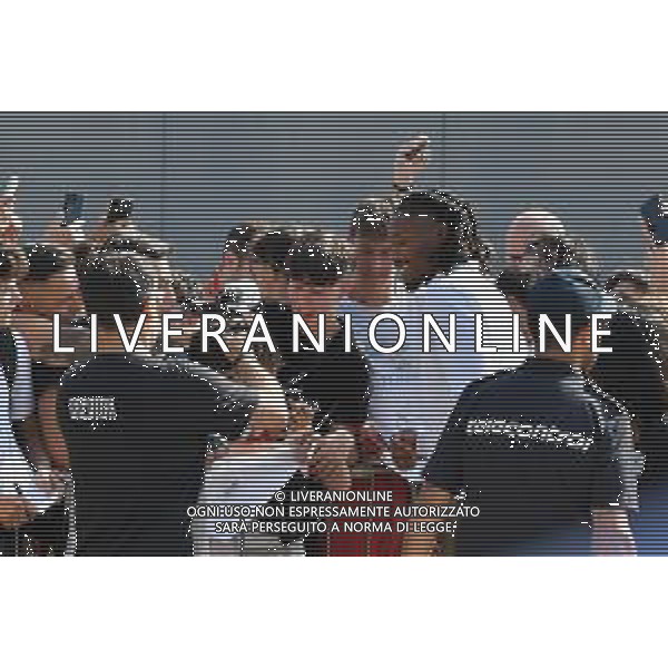 TVMV-Torino 09.07.2024 JMedical © Manuela Viganti/Agenzia Aldo Liverani Visite Mediche Nuovo Acquisto Juventus Stagione 2024/2025 Nella foto: khephren thuram fa selfie con i tifosi ©Viganti/AGENZIA ALDO LIVERANI SAS
