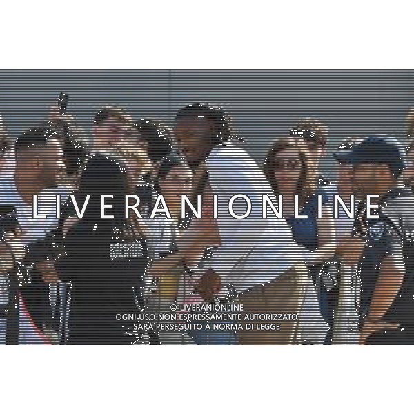 TVMV-Torino 09.07.2024 JMedical © Manuela Viganti/Agenzia Aldo Liverani Visite Mediche Nuovo Acquisto Juventus Stagione 2024/2025 Nella foto: khephren thuram fa selfie con i tifosi ©Viganti/AGENZIA ALDO LIVERANI SAS