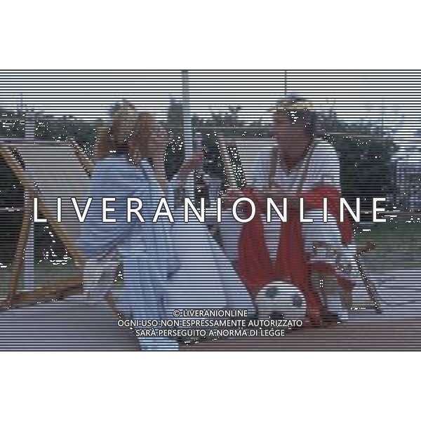 DIAP-RETROSPETTIVA FRANCO SCOGLIO ALLENATORE CALCIO NELLA FOTO FRANCO SCOGLIO NELL\'ANNO 1989 A GENOVA CON LA GIORNALISTA ROSANNA MARANI FOTO GIORGIO RAVEZZANI-AG ALDO LIVERANI SAS