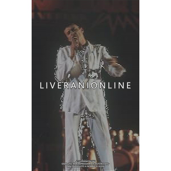 Dia-RETROSPETTIVA PINO D\'ANGIO\' CANTANTE NELLA FOTO PINO D\'ANGIO\' AL FESTIVALBAR NELL\'ANNO 1981 ALL\'ARENA DI VERONA AG ALDO LIVERANI SAS