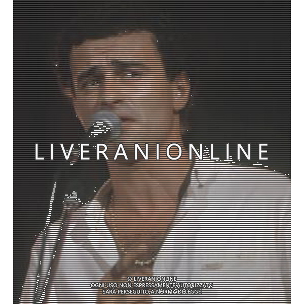 Dia-RETROSPETTIVA PINO D\'ANGIO\' CANTANTE NELLA FOTO PINO D\'ANGIO\' NELL\'ANNO 1981 AG ALDO LIVERANI SAS