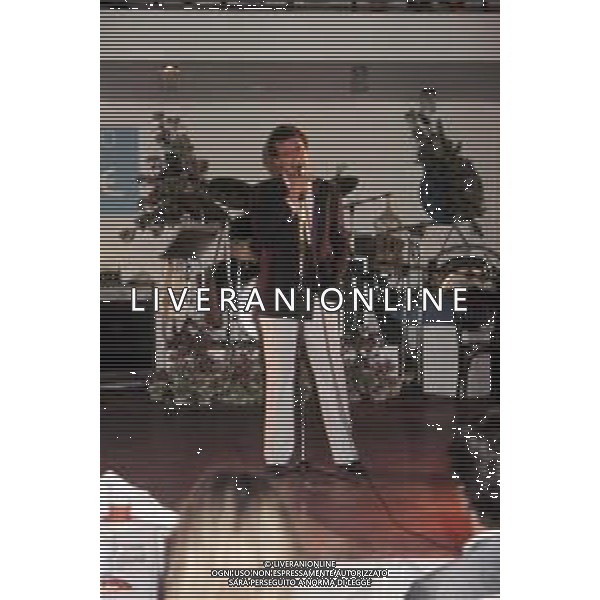 Dia-RETROSPETTIVA PINO D\'ANGIO\' CANTANTE NELLA FOTO PINO D\'ANGIO\' NELL\'ANNO 1983 AG ALDO LIVERANI SAS