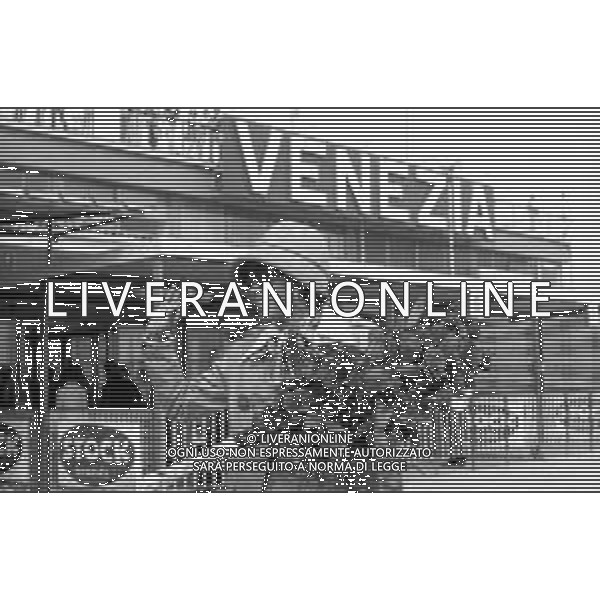 Neg- RETROSPETTIVA DIANA ROSS CANTANTE NELLA FOTO DIANA ROSS AL SUO ARRIVO ALL\'AEROPORTO DI VENEZIA PER LA MOSTRA INTERNAZIONALE DEL CINEMA (GONDOLA D\'ORO\') NELL\'ANNO 1972 AG ALDO LIVERANI SAS