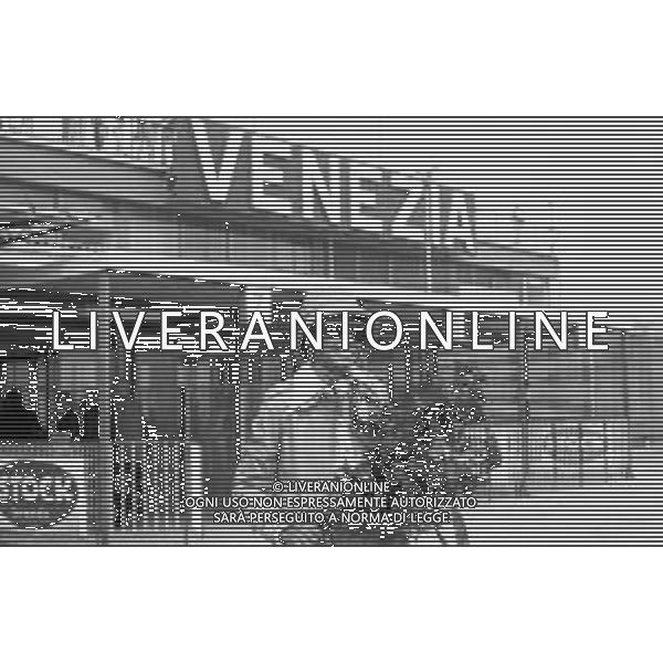 Neg- RETROSPETTIVA DIANA ROSS CANTANTE NELLA FOTO DIANA ROSS AL SUO ARRIVO ALL\'AEROPORTO DI VENEZIA PER LA MOSTRA INTERNAZIONALE DEL CINEMA (GONDOLA D\'ORO\') NELL\'ANNO 1972 AG ALDO LIVERANI SAS