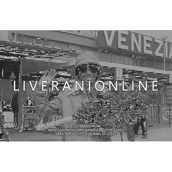 Neg- RETROSPETTIVA DIANA ROSS CANTANTE NELLA FOTO DIANA ROSS AL SUO ARRIVO ALL\'AEROPORTO DI VENEZIA PER LA MOSTRA INTERNAZIONALE DEL CINEMA (GONDOLA D\'ORO\') NELL\'ANNO 1972 AG ALDO LIVERANI SAS