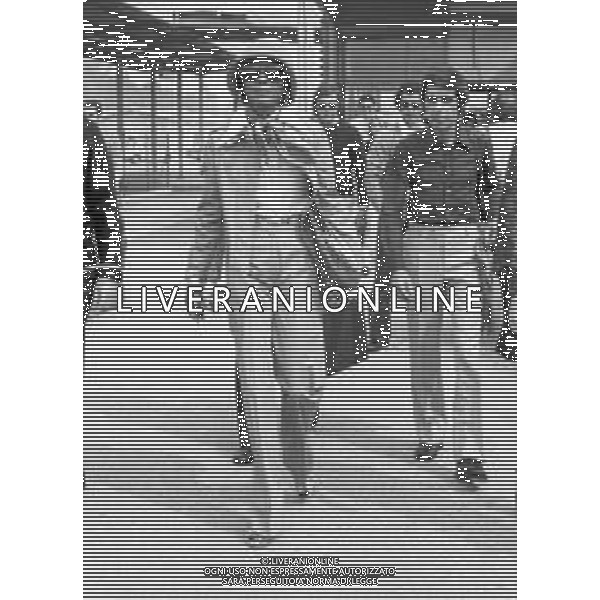Neg- RETROSPETTIVA DIANA ROSS CANTANTE NELLA FOTO DIANA ROSS AL SUO ARRIVO ALL\'AEROPORTO DI VENEZIA PER LA MOSTRA INTERNAZIONALE DEL CINEMA (GONDOLA D\'ORO\') NELL\'ANNO 1972 AG ALDO LIVERANI SAS
