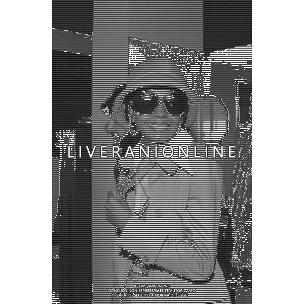 Neg- RETROSPETTIVA DIANA ROSS CANTANTE NELLA FOTO DIANA ROSS AL SUO ARRIVO ALL\'AEROPORTO DI VENEZIA PER LA MOSTRA INTERNAZIONALE DEL CINEMA (GONDOLA D\'ORO\') NELL\'ANNO 1972 AG ALDO LIVERANI SAS