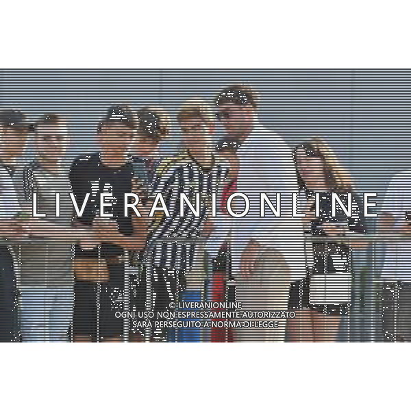 TVMV-Torino 19.07.2024 JMedical © Manuela Viganti/Agenzia Aldo Liverani Visite Mediche Juventus Stagione 2024/2025 Nella foto: dusan vlahovic fa i selfie con i tifosi