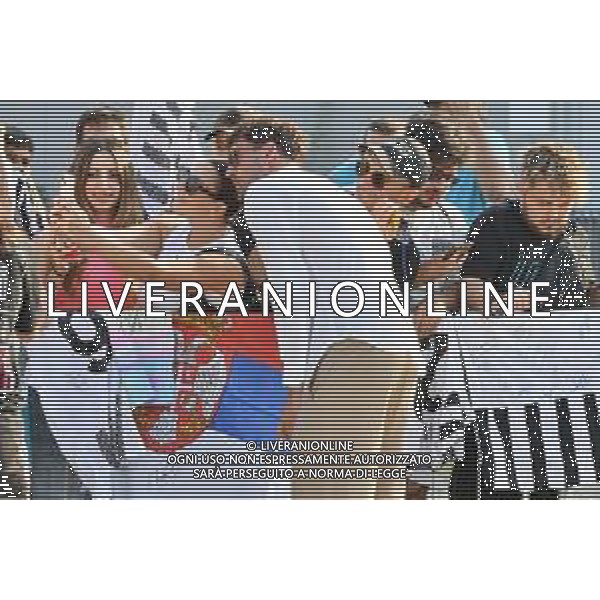 TVMV-Torino 19.07.2024 JMedical © Manuela Viganti/Agenzia Aldo Liverani Visite Mediche Juventus Stagione 2024/2025 Nella foto: dusan vlahovic fa i selfie con i tifosi