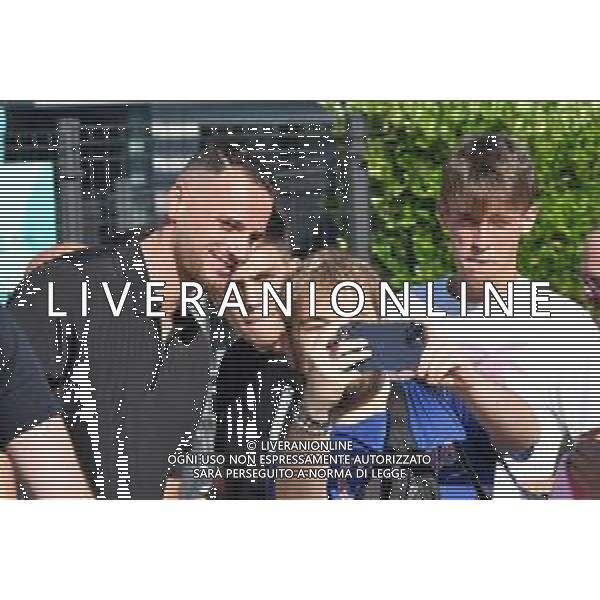 TVMV-Torino 20.07.2024 JMedical © Manuela Viganti/Agenzia Aldo Liverani Visite Mediche Juventus Stagione 2024/2025 Nella foto: federico gatti scatta selfie con i tifosi ©Viganti/AGENZIA ALDO LIVERANI SAS