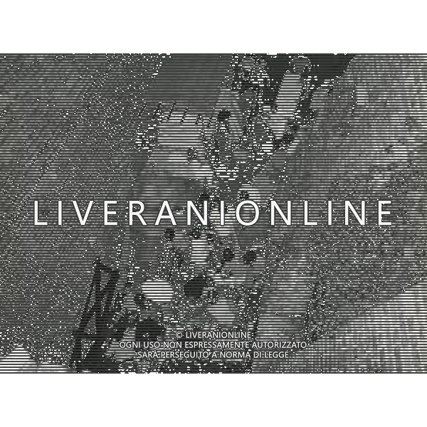 ST-08-07-1981 MILANO-CASTELLO SFORZESCO CONCERTO DI RENATO ZERO ALCUNI FAN CADONO DALLA BALAUSTRA MUORE UNA RAGAZZA TIZIANA CANESI E MOLTI FERITI NELLA FOTO I SOCCORSI PER I FERITI FOTO MARIO DOTTI-AG ALDO LIVERANI SAS