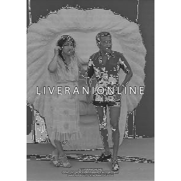 Giuseppe Caruso, detto Pino, attore e scrittore italiano - Retrospettiva nella foto con la valletta di Discoring a Verona nel 1979 © Archivio / AGENZIA ALDO LIVERANI SAS Neg- RETROSPETTIVA PINO CARUSO ATTORE NELLA FOTO AL FESTIVALBAR A VERONA NELL’ANNO 1979 CON LA VALLETTA DI DISCORING AG ALDO LIVERANI SAS