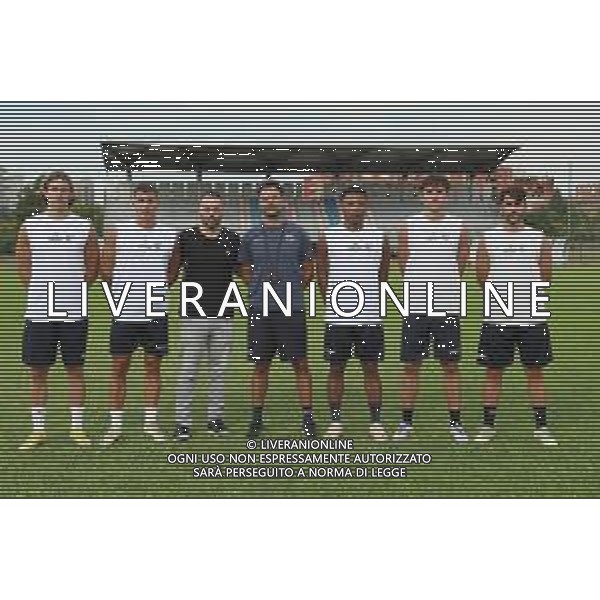 IMOLA 22 07 2024 IMOLESE CALCIO PRIMO ALLENAMENTO NELLA FOTO NUOVI GIOCATORI DA SINISTRA LORENZO MELLONI,SIMONE FABRETTI,DIRETTORE GENERALE ULISSE SAVINI,ALLENATORE GIANNI D\'AMORE,DARREL AGBUGUI,EDOARDO PIERFEDERICI E ANTONIO CALABRESE ©SANNA/AGENZIA ALDO LIVERANI SAS