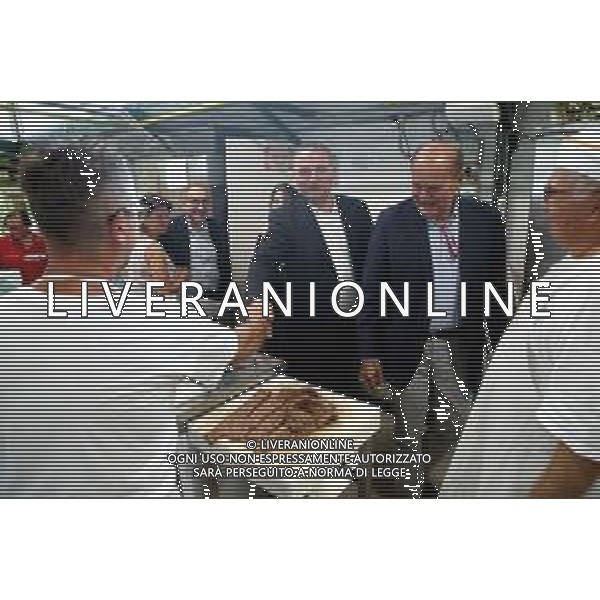 IMOLA 26 07 2024 PONTICELLI FESTA "PASTASCIUTTA ANTIFASCISTA" RAFFAELE DONINI E PIER LUIGI BERSANI PRESENTANO IL LIBRO DI DONINI NELLA FOTO RAFAELLE DONINI E PIER LUIGI BERSANI IN CUCINA FOTO GIANNI SANNA-AG ALDO LIVERANI SAS