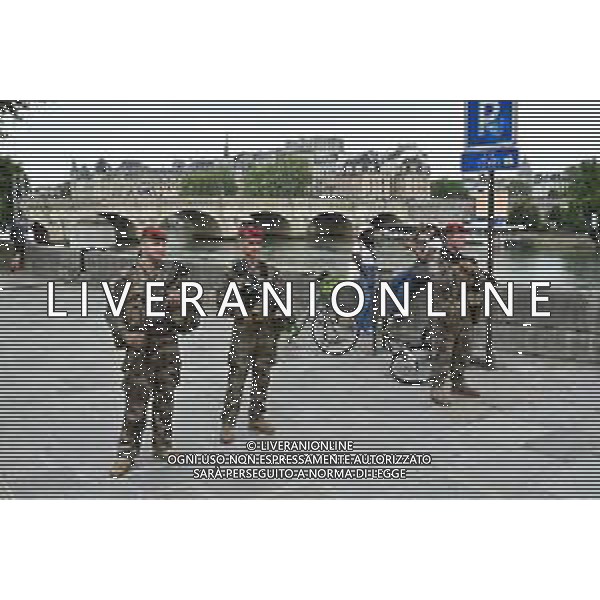 Olimpiadi Parigi 2024 nella foto controlli di sicurezza lungo il percorso della sfilata delle delegazioni Parigi (FRA) 26-07-2024 La cerimonia inaugurale dei Giochi Olimpici di Parigi foto Roberto Garavaglia/Agenzia Aldo Liverani sas