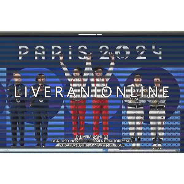 Olimpiadi Parigi 2024 nella foto il podio, da SX la coppia statunitense, Sarah Bacon e Kassidy Cook, seconde, la coppia cinese, Yani Chang e Yiwen Chen, prime, e la coppia britannica, Yasmin Harper e Scarlett Mew Jensen, terze Parigi (FRA) 27-07-2024 Finale della gara femminile di tuffi dal trampolino 3 metri sincronizzato foto Roberto Garavaglia/Agenzia Aldo Liverani sas