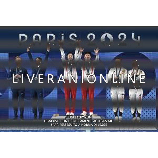 Olimpiadi Parigi 2024 nella foto il podio, da SX la coppia statunitense, Sarah Bacon e Kassidy Cook, seconde, la coppia cinese, Yani Chang e Yiwen Chen, prime, e la coppia britannica, Yasmin Harper e Scarlett Mew Jensen, terze Parigi (FRA) 27-07-2024 Finale della gara femminile di tuffi dal trampolino 3 metri sincronizzato foto Roberto Garavaglia/Agenzia Aldo Liverani sas