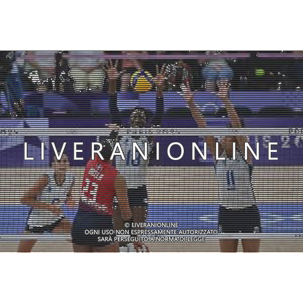 Olimpiadi Parigi 2024 - volley femminile Italia vs Repubblica Dominicana nella foto Gaila Ceneida Gonzalez Lopez (Repubblica Dominicana) contro il muro di Paola Egonu (Italia) e Anna Danesi (Italia) Parigi 28-07-2024 Parigi Sud Arena 1 Turno preliminare - Girone C foto Roberto Garavaglia/Agenzia Aldo Liverani sas