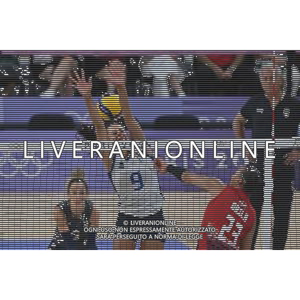 Olimpiadi Parigi 2024 - volley femminile Italia vs Repubblica Dominicana nella foto Gaila Ceneida Gonzalez Lopez (Repubblica Dominicana) contro il muro di Caterina Bosetti (Italia) Parigi 28-07-2024 Parigi Sud Arena 1 Turno preliminare - Girone C foto Roberto Garavaglia/Agenzia Aldo Liverani sas