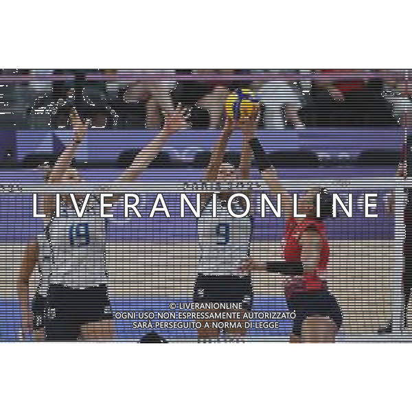 Olimpiadi Parigi 2024 - volley femminile Italia vs Repubblica Dominicana nella foto Gaila Ceneida Gonzalez Lopez (Repubblica Dominicana) contro il muro di Sarah Luisa Fahr (Italia) e Caterina Bosetti (Italia) Parigi 28-07-2024 Parigi Sud Arena 1 Turno preliminare - Girone C foto Roberto Garavaglia/Agenzia Aldo Liverani sas