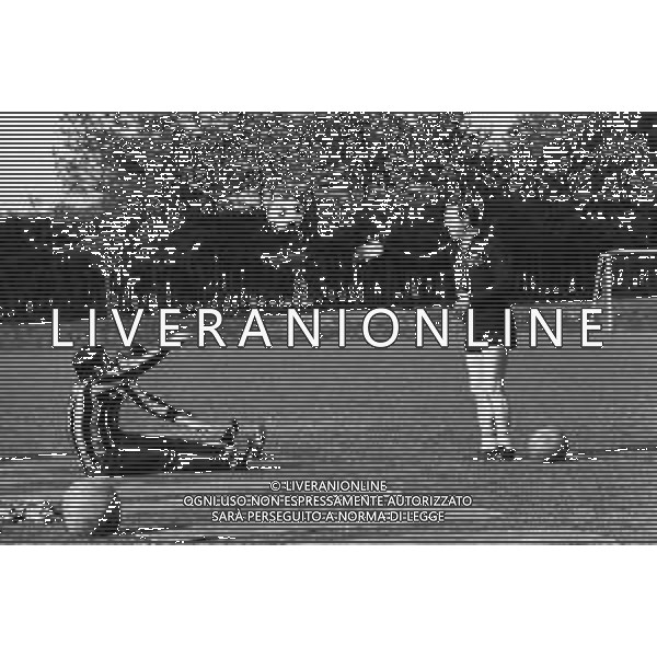 Neg- RETROSPETTIVA CHIAPPELLA GIUSEPPE ALLENATORE CALCIO NELLA FOTO DURANTE L’ALLENAMENTO INTER CALCIO NELL’ANNO 1976-1977 CON PIETRO ANASTASI AG ALDO LIVERANI SAS