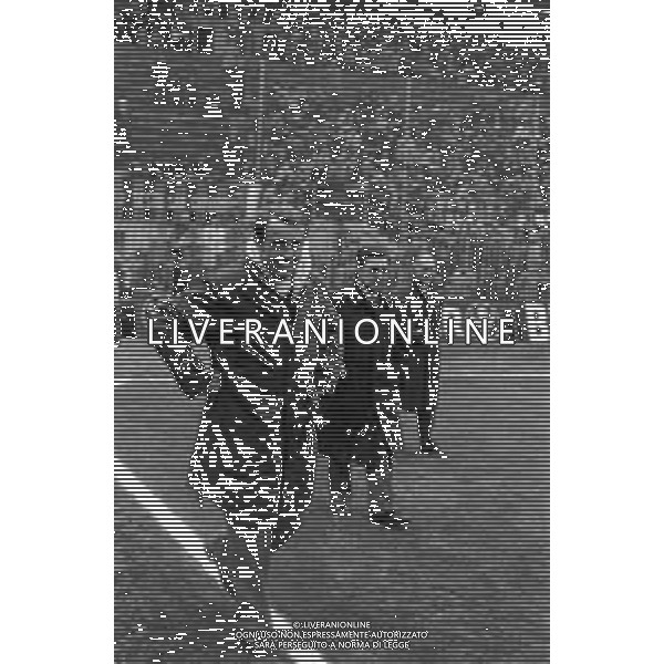 Neg- RETROSPETTIVA CHIAPPELLA GIUSEPPE ALLENATORE CALCIO NELLA FOTO ALLENATORE INTER ENTRA ALLO STADIO DI SAN SIRO A MILANO NELL’ANNO 1976-1977 AG ALDO LIVERANI SAS